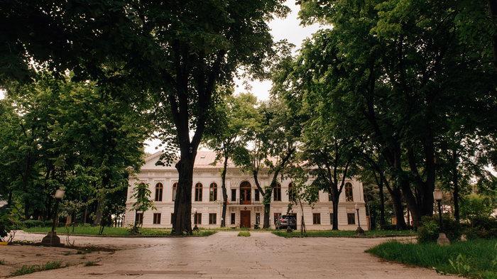 https://honeypot0.s3.amazonaws.com/1699826426082-gallery-palatul-ghica-tei-02.jpg
