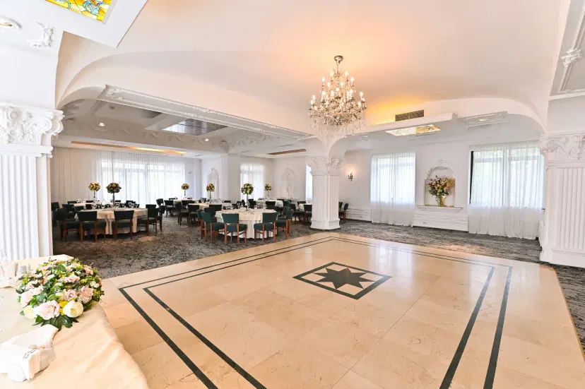 https://honeypot0.s3.amazonaws.com/1700896995854-gallery-RESTAURANT%20VULTURUL%20%282%29.webp