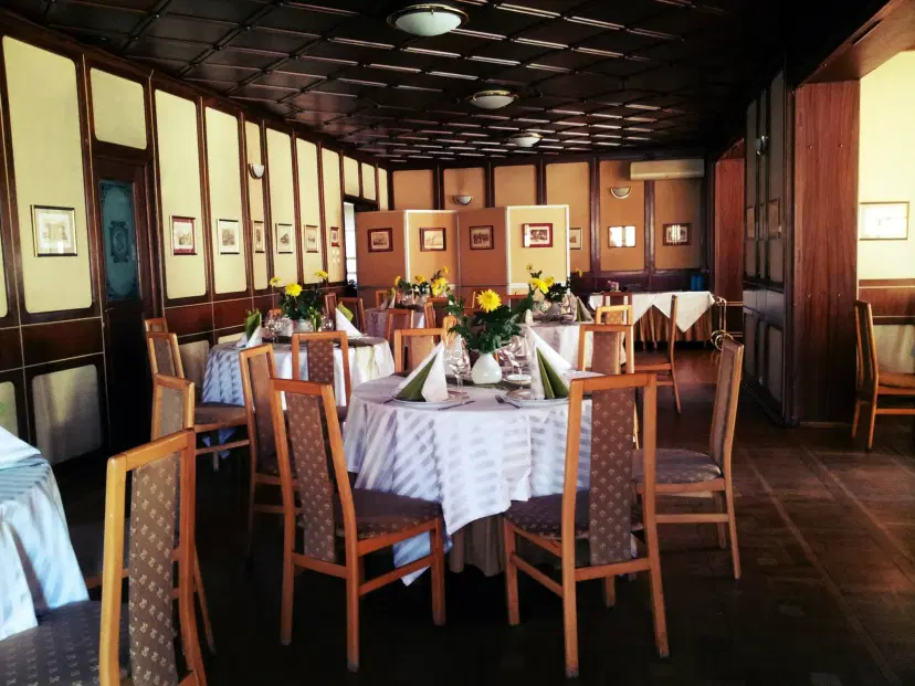 https://honeypot0.s3.amazonaws.com/1703246277722-gallery-RESTAURANT%20CLUB%20SELECT%20%282%29.webp